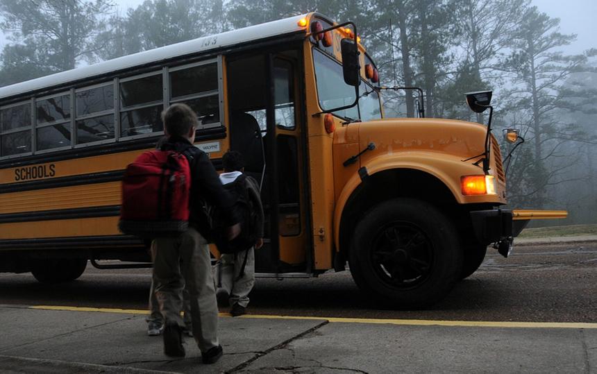 Возвращались домой вечером по проселочной дороге: автобус с детьми-спортсменами врезался в автогрейдер