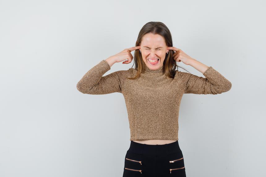 Могут заползать в уши спящих людей: врачи извлекли тараканов из двух россиянок