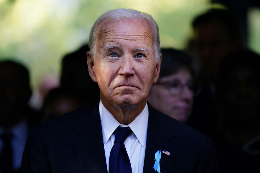 Джо Байден примерил кепку в поддержку Дональда Трампа