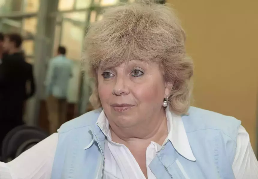 78-летняя Лариса Рубальская показала себя в африканском головном уборе