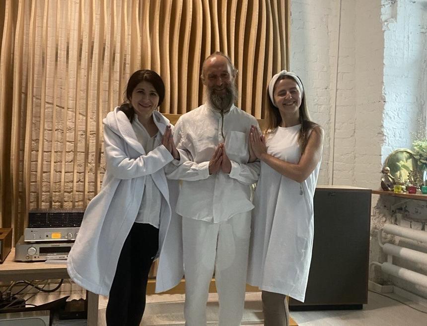 Ева Меркачёва (слева) с инструктором йоги Марией Сигитовой и президентом Федерации йоги Александром Михелевым