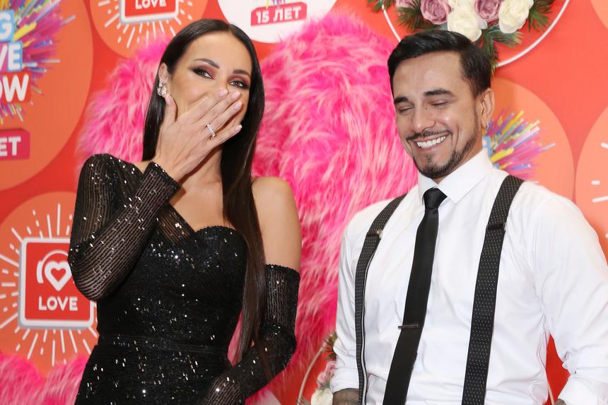 Певица Алсу улетела в США сразу после развода