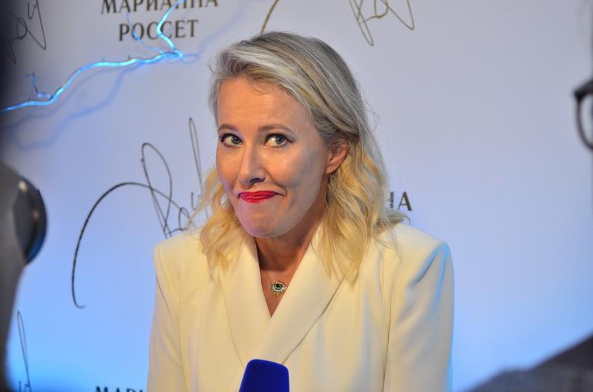 Ксения Собчак вышла в свет с прической из интернета и сумкой-кошкой