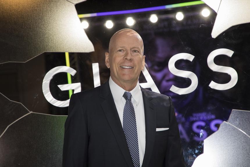 Улыбался и выглядел расслабленным: тяжелобольного Брюса Уиллиса засняли на публике