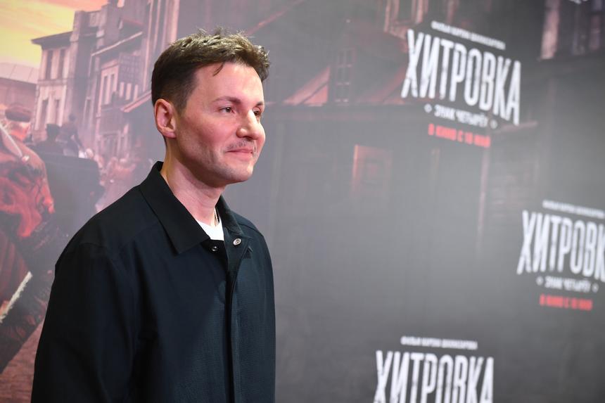 Жена Вячеслава Манучарова улетела в США, оставив актера с детьми в России