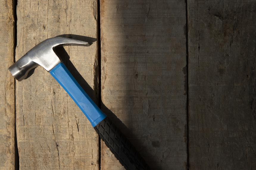 Подросток пронес в школу молоток и напал на одноклассников: одна девочка в тяжелом состоянии