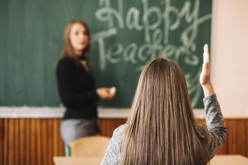 Учительница химии помогла задержать подростка, напавшего на школьников с молотком: получила ранения