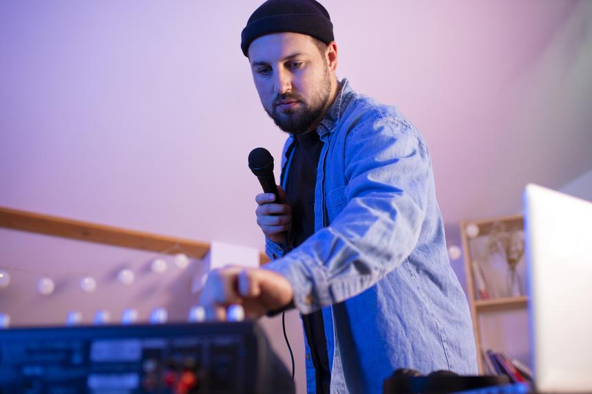 Мужчина открыл стрельбу после того, как его выгнали из караоке-бара