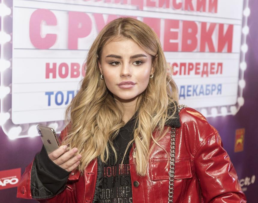 От фаты отказалась, об избраннике ничего не известно: 24-летняя актриса Леля Баранова вышла замуж