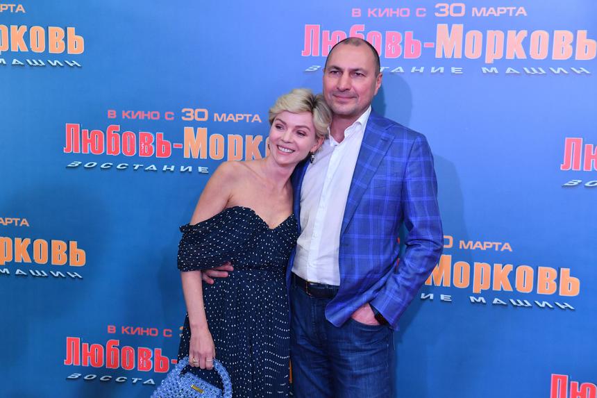 Шагнула в бассейн в платье: жена экс-бойфренда Волочковой устроила экстравагантную фотосессию