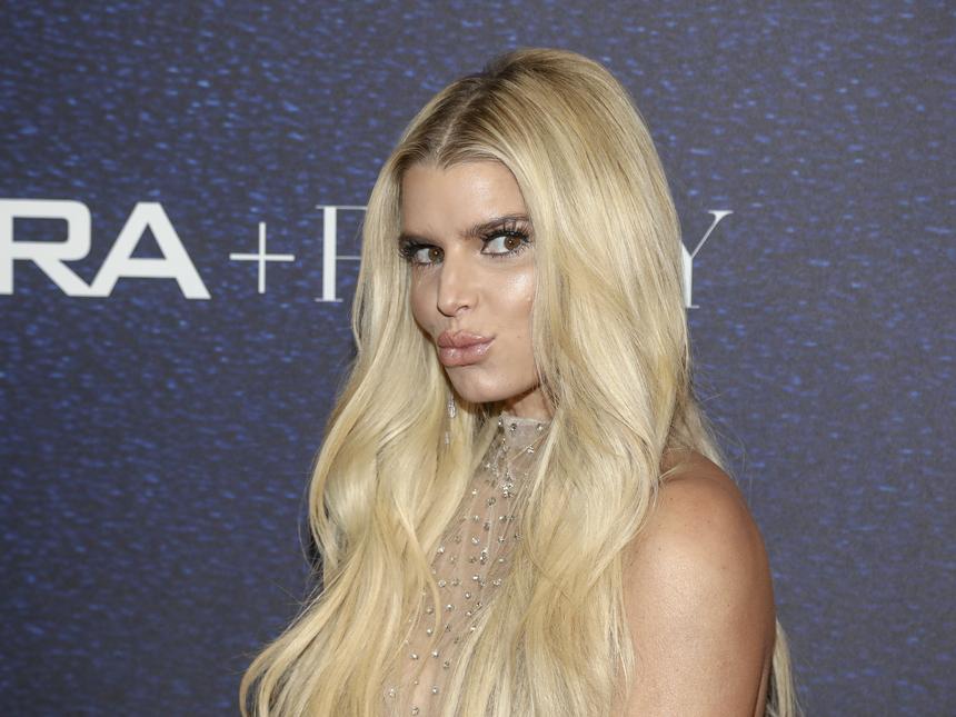 Джессика Симпсон показала фото 11-летнего сына, который стал выше нее ростом