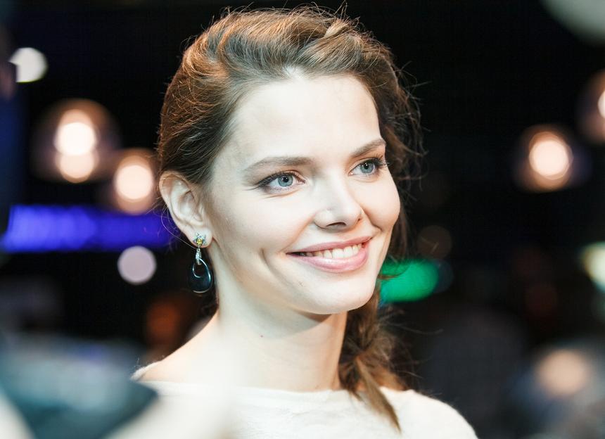 «Поплыла через речку»: сменившая имидж Елизавета Боярская снялась в театре и рассказала о спектакле