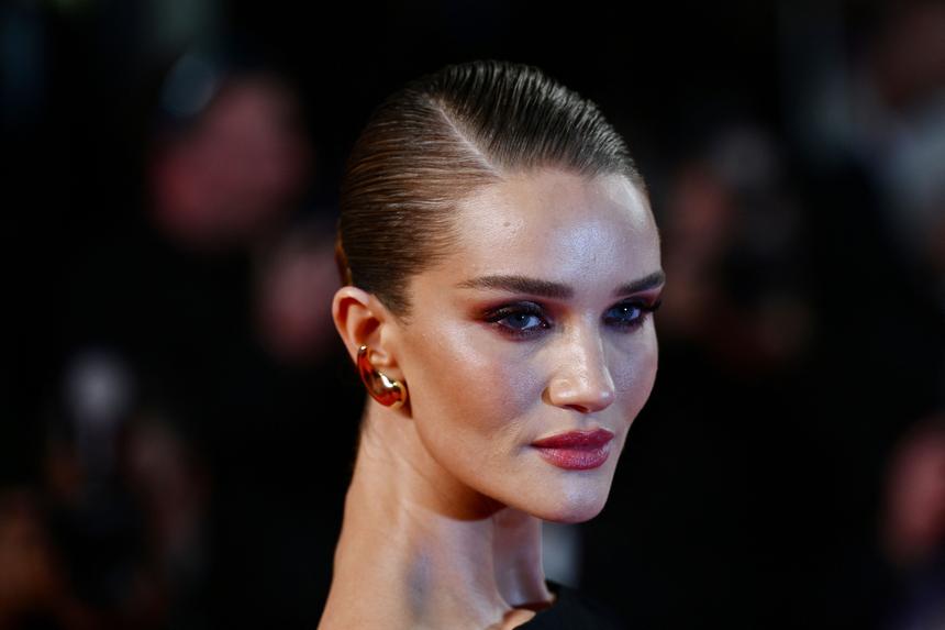 Модель Роузи Хантингтон-Уайтли вышла в свет в бархатном платье необычного кроя