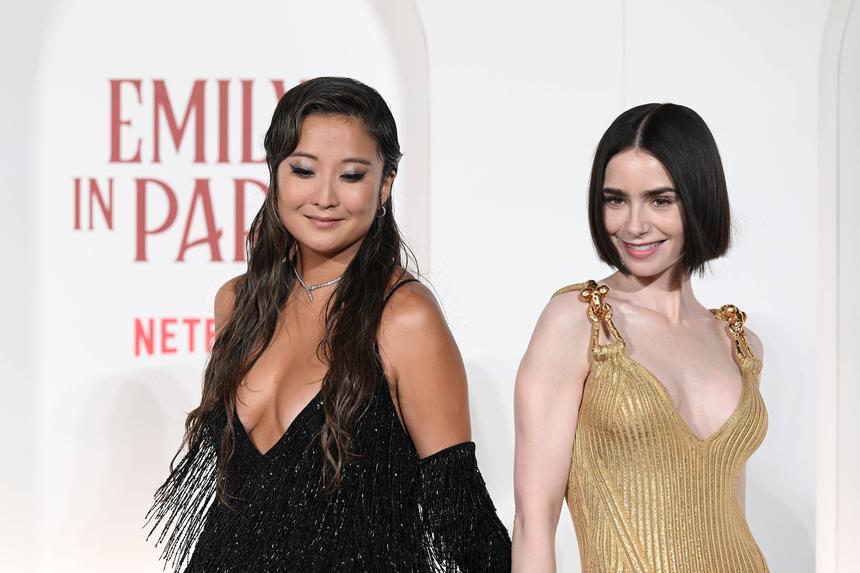 Актриса Лили Коллинз вышла в свет в «крокодиловой» юбке от бренда Nina Ricci