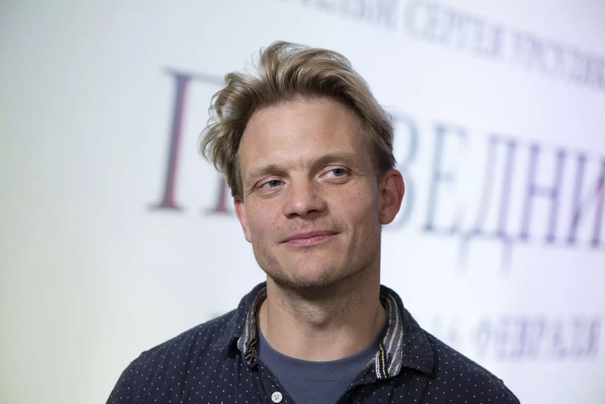 Подруга актера Евгения Ткачука опровергла слухи о его многомиллионных доходах