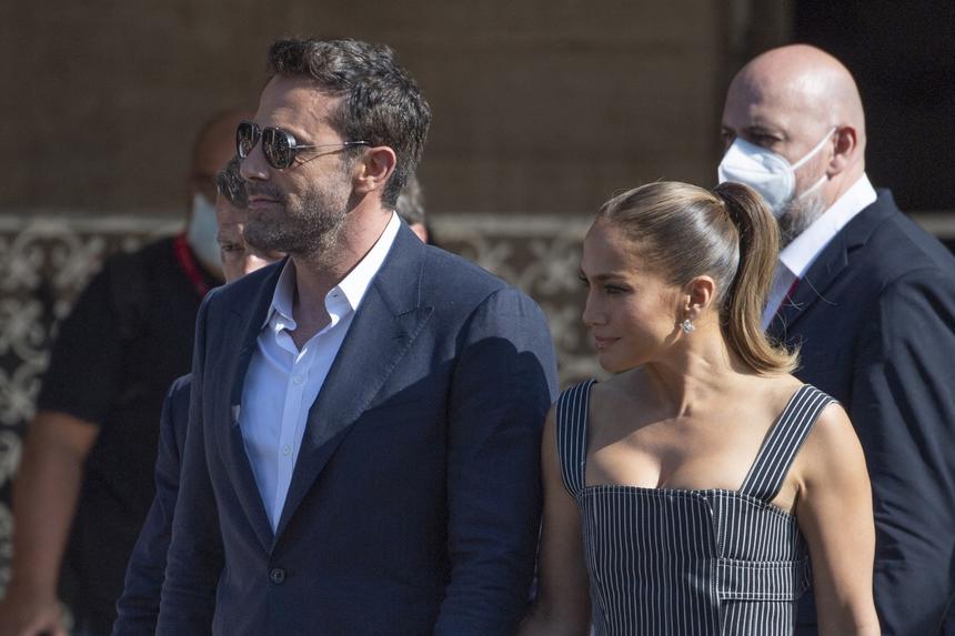 Ушел в работу, чтобы «сбежать от безумия»: Бен Аффлек чувствует вину из-за развода с Дженнифер Лопес