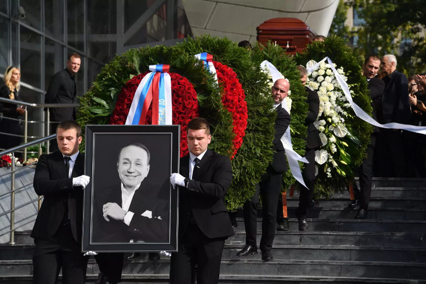 Могилу Александра Маслякова на Новодевичьем кладбище разгромил неизвестный