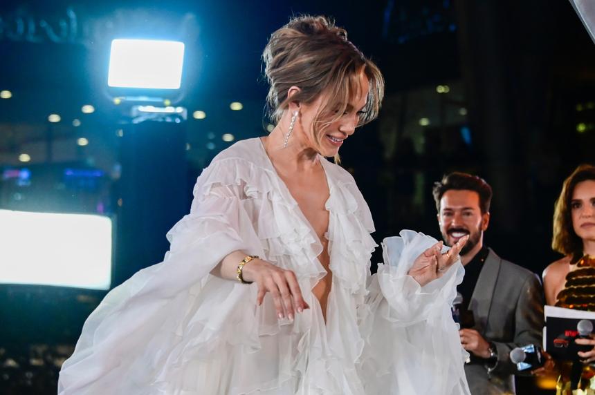 Окружение Лопес переживает из-за ее пристрастия к алкоголю после развода с Аффлеком