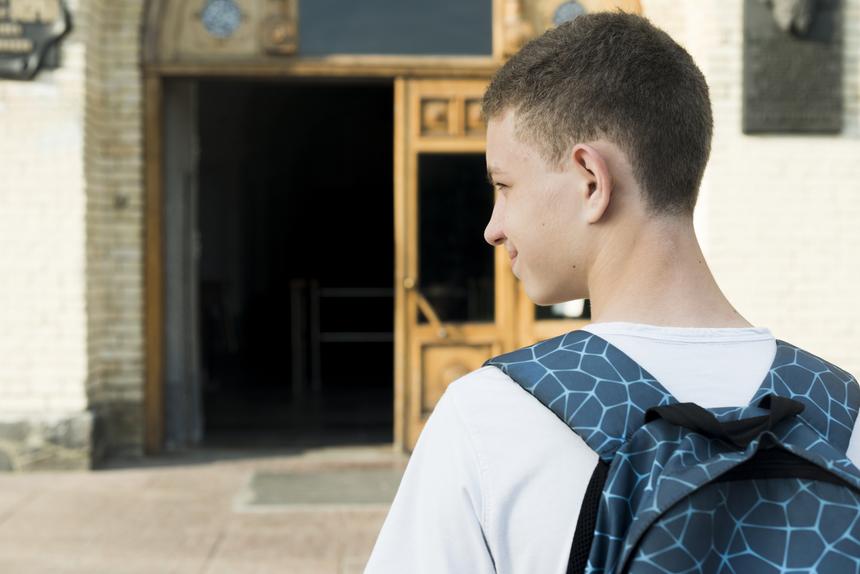 Планировал массовое убийство и вел Telegram-канал: что известно о подростке, напавшем на детей в школе под Иркутском