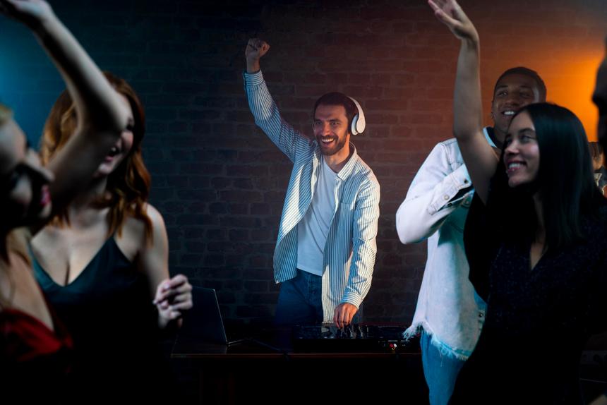 Мужчина получил перелом черепа после падения в московском ночном клубе