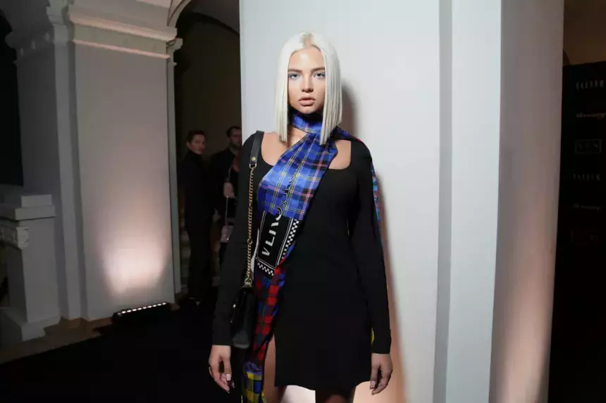 Алеся Кафельникова открыла Неделю моды в Париже в коротком платье от Weinsanto