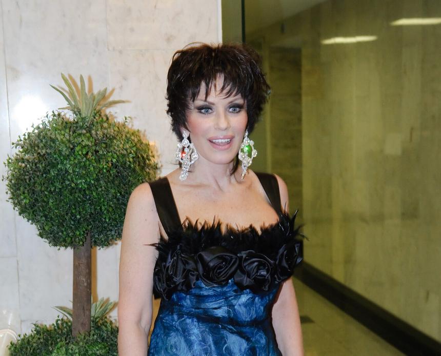 «Дайте проводить в последний путь»: на похоронах сына Ирины Понаровской случился скандал из-за журналистов