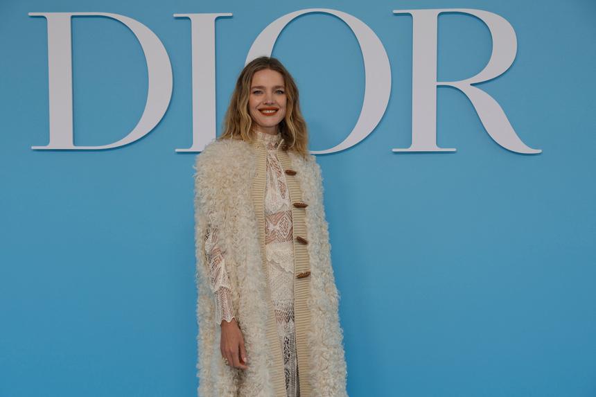 Пришла в ажурном платье и шубе: Наталья Водянова удивила образом на показе в Париже