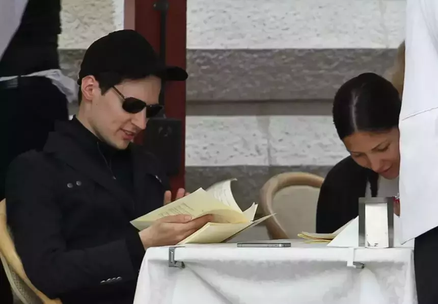 Ходит по ресторанам и живет в дорогом отеле: как проходят будни Дурова после ареста в Париже