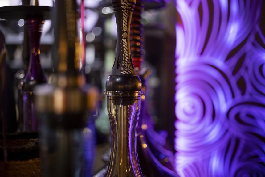 Хотел доказать возлюбленной, что сможет «уложить качка»: москвич проломил соседу череп колбой от кальяна