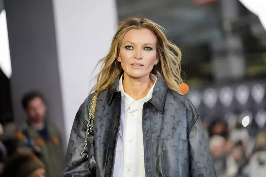 «Выглядит ужасно»: внешность Кейт Мосс на фото с модного показа разочаровала поклонников