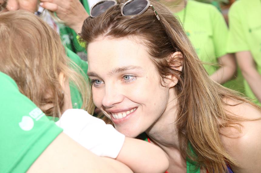 Предстала с красными кудрявыми волосами: Наталья Водянова попала на обложку британского глянца