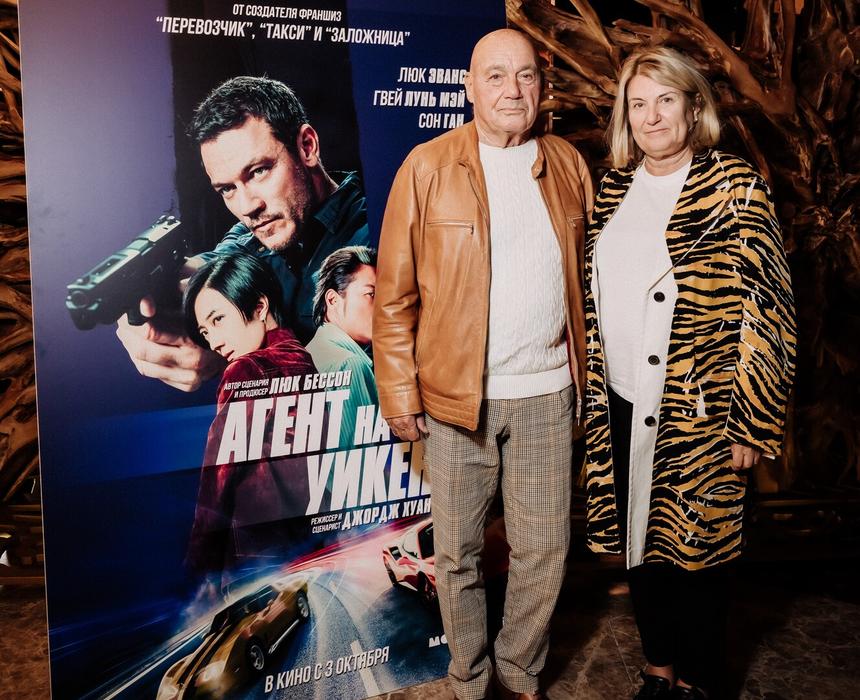 Владимир Познер появился на премьере фильма в Москве вместе с женой