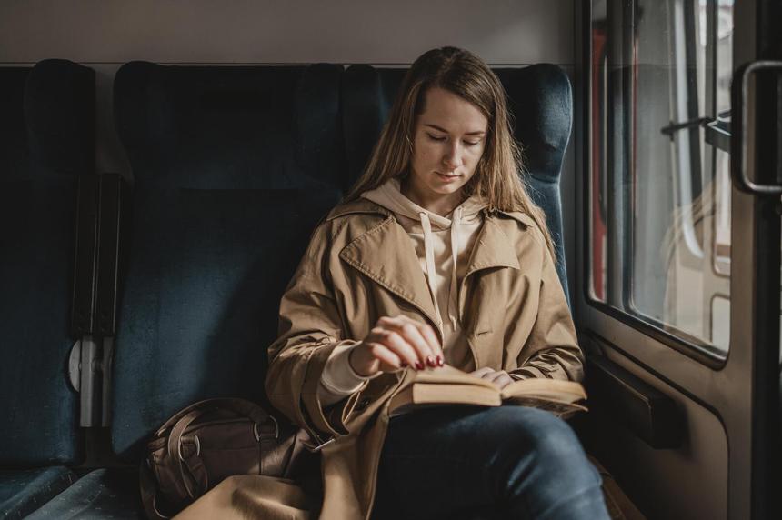 Покинула автобус и ушла в неизвестном направлении: в Петербурге полтора месяца ищут 18-летнюю девушку