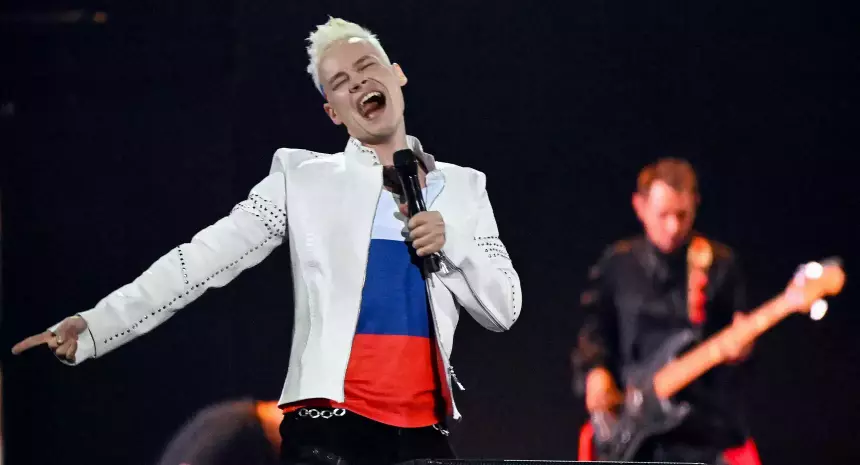 «Сквозь фанатов и через весь зал»: певец Shaman удивил зрителей эффектным появлением на концерте в Тюмени