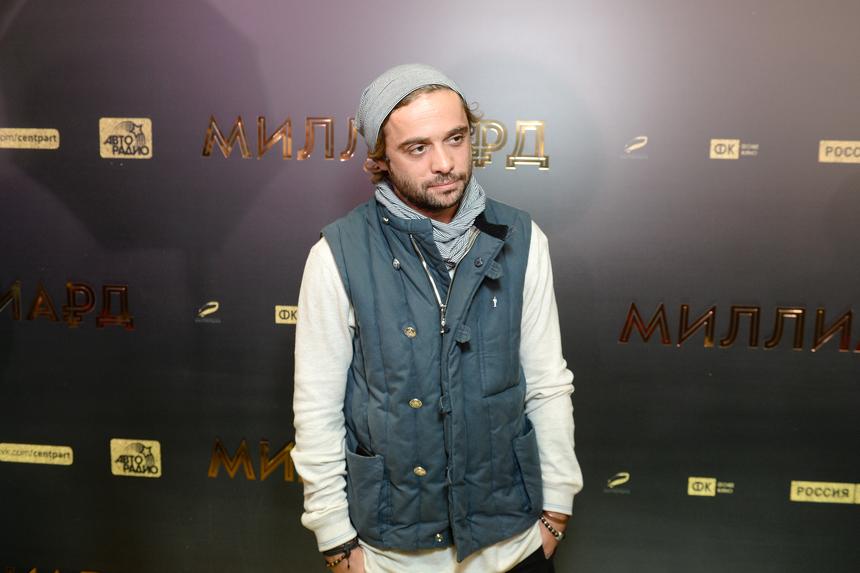 Не отрывали друг от друга глаз: Илья Глинников вышел в свет с новой девушкой