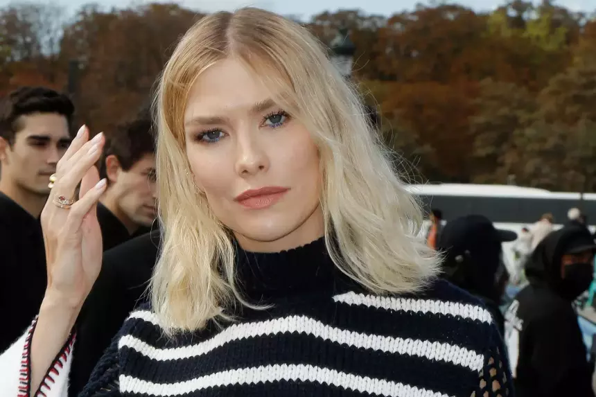 Лена Перминова и Роузи Хантингтон-Уайтли появились в одинаковых нарядах на Неделе моды в Париже