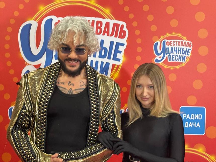 Смотрела с восхищением: Филипп Киркоров в золотом пиджаке вышел в свет с 28-летней спутницей