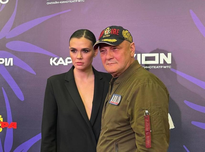 Бывший муж Яны Поплавской посетил премьеру с женой на 30 лет моложе него