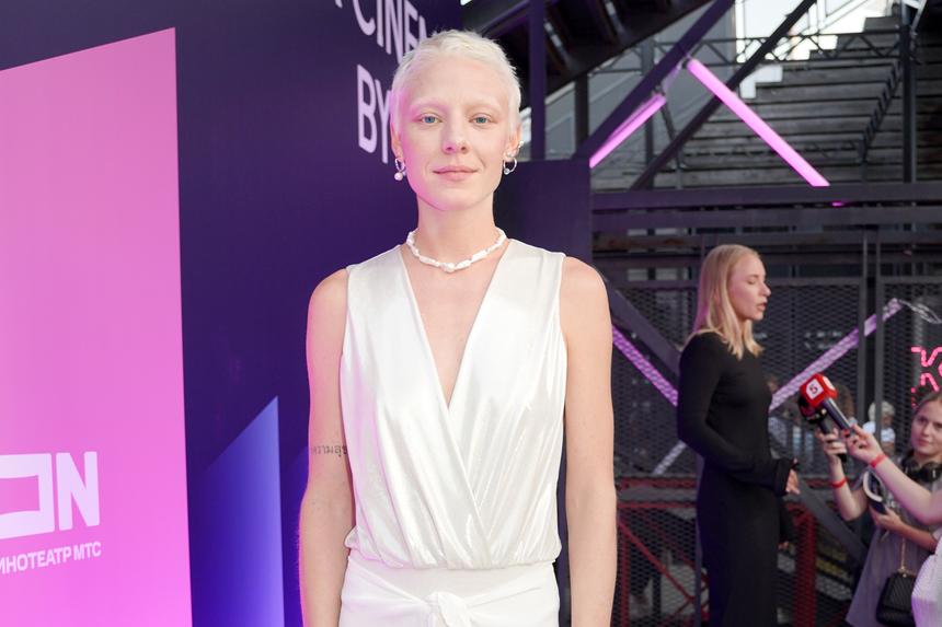 «Меньшее из зол»: актриса Алена Михайлова рассказала, как ей пришлось побриться налысо