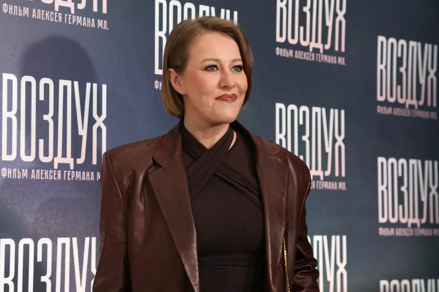 Ксения Собчак появилась на премьере в шляпе и сумке Prada за 580 тысяч рублей