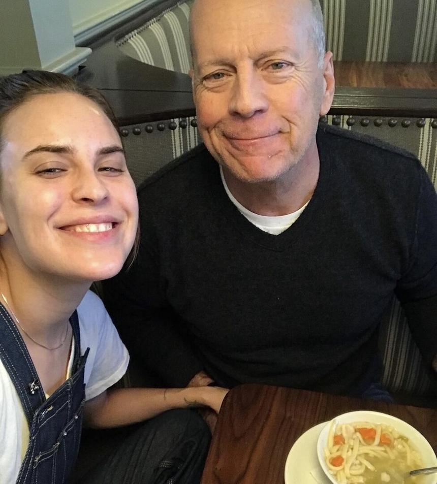 Дочь тяжелобольного актера Брюса Уиллиса показала новое фото с улыбающимся отцом