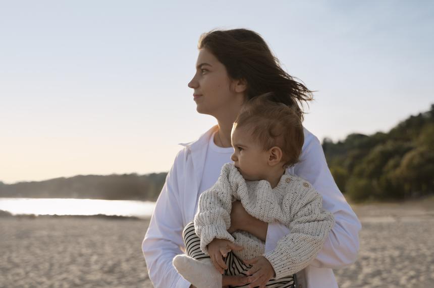 «До шести лет ролевые игры — это нормально»: мама из Омска рассказала о прогулке с сыном на поводке