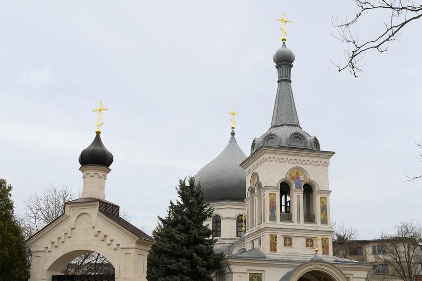Пенсионерка с ножом ворвалась в храм и попыталась срезать иконы