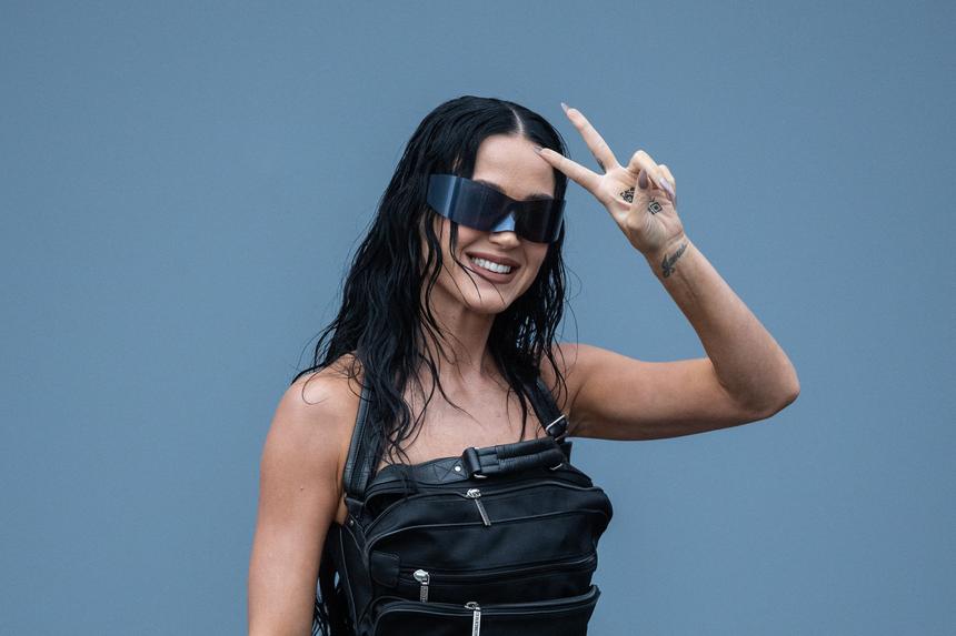 39-летняя певица Кэти Перри появилась на публике в черном платье в виде сумки