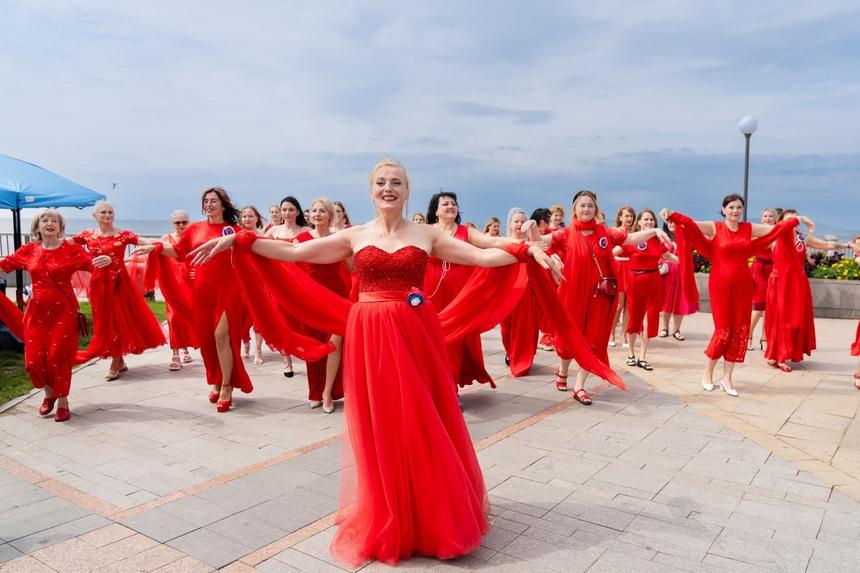 «Проект в красных платьях» во Владивостоке, 2024 год. Организатор Алена Полещук и 80 участниц