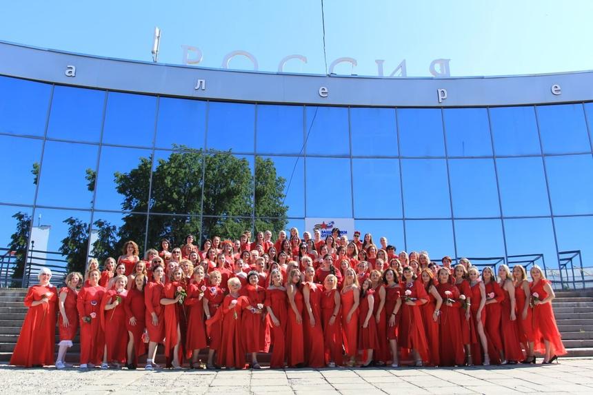 «Проект в красных платьях» в Ижевске, 2024 год. Организатор Анжела Вербицкая