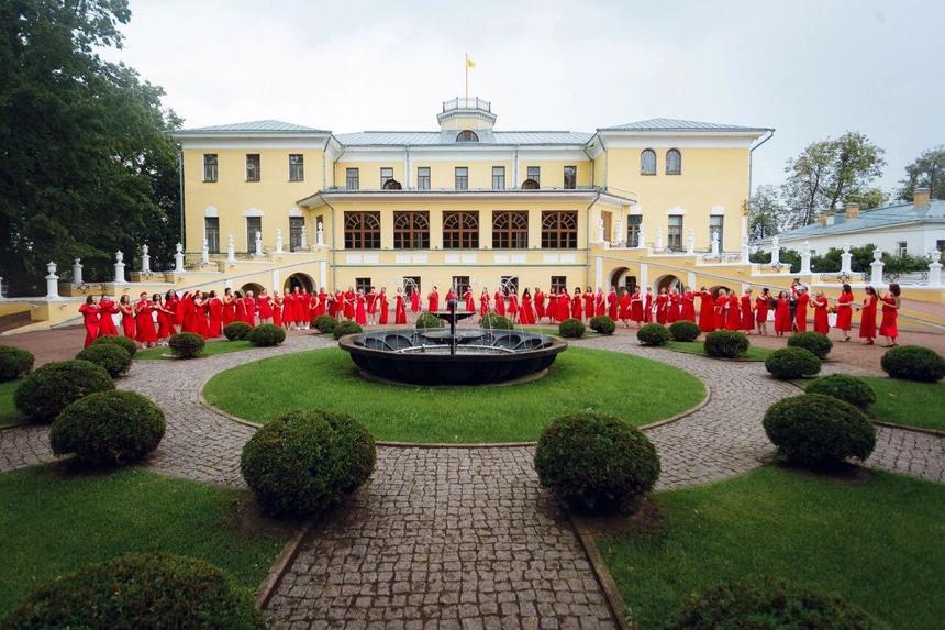 «Проект в красных платьях» в Ярославле, 2024 год. Организатор Любовь Смыслова и участницы проекта выстроились для поддержки мужчины, который должен сделать предложение руки и сердца