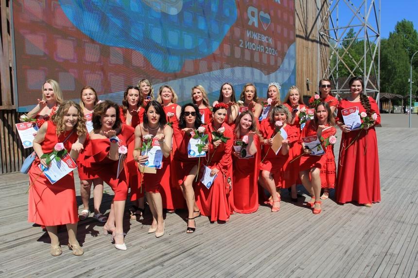 Многодетные мамы в Ижевске получили грамоту за вклад в страну и участие в миссии проекта, 2024 год