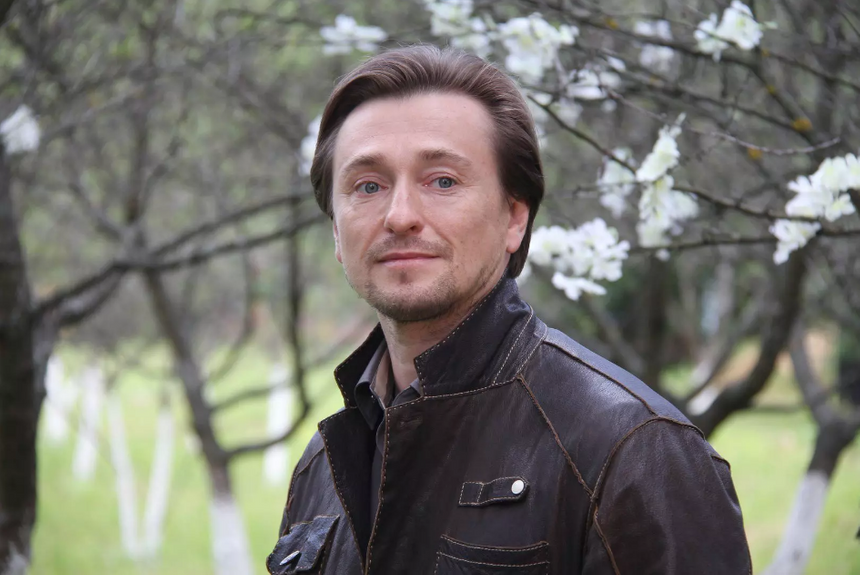 «Это первый курс актерского факультета»: Сергей Безруков вступился за квадроберов