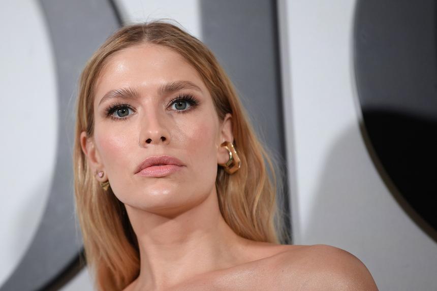 Жена миллиардера Лебедева появилась в прозрачных легинсах на улице в Париже